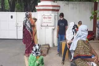 women sieged raigarh collector banglow demanding ration