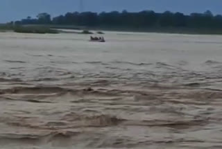 Family rescued from flooded river in Uttarakhand  Uttarakhand  ഉത്തരാഖണ്ഡിലെ മിന്നൽ പ്രളയം  സോഷ്യൽ മീഡിയ  ഉത്തരാഖണ്ഡിലെ മിന്നൽ പ്രളയം ദൃശ്യങ്ങൾ