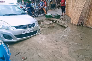 large pit on delhi meerut highway road
