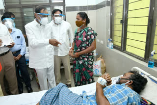 Telangana CM visits hospital  Telangana CM visits hospital in Warangal  KCR visits hospital in Warangal  തെലുങ്കാന മുഖ്യമന്ത്രി വാറങ്കലിലെ എം‌ജി‌എം ആശുപത്രി സന്ദർശിച്ചു  കൊവിഡ് പ്രവർത്തനങ്ങൾ  ഹൈദരാബാദ്  ഹൈദരാബാദ് വാർത്തകൾ