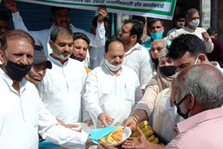 Congressmen celebrate Rajiv Gandhi's death anniversary by distributing fruits and masks IN DELHI