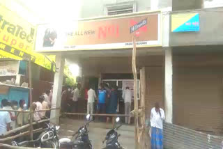 heavy crowd in front of koppala wine shops