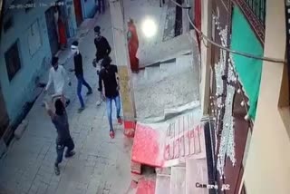 Middle-aged assault and stone pelting, watch video