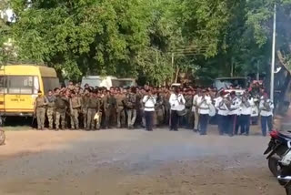 Police officers welcome c-60 jawans who killed 13 naxatiles in Gadchiroli