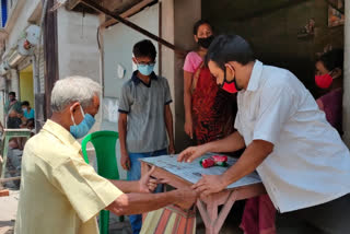 স্কুলের দুঃস্থ ছাত্রছাত্রীদের জন্য খাবেরর ব্যবস্থা করলেন শিক্ষকরা