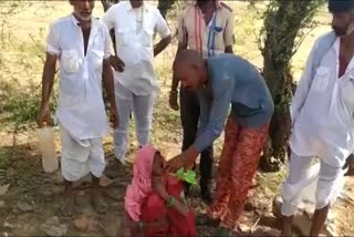 ग्रामीणों ने खिलाया खाना