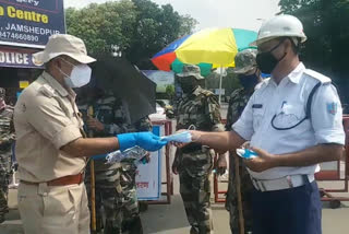 traffic dsp distributed mask and sanitizer to policemen in jamshedpur