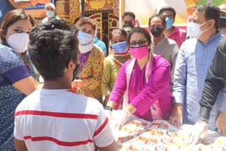 Meenakshi Lekhi distributed ration to people in delhi