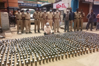 karnataka liquor caught at adoni