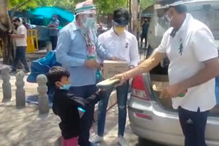 Distribution of food water and masks on Rajiv Gandhi death anniversary