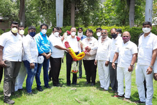 Farmers  in dhule felicitated  dr. Bhamre