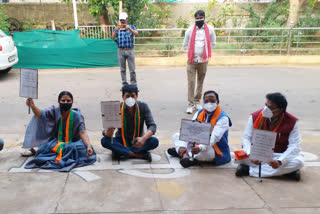 rajya-sabha-mp-ramvichar-netam-protest-at-kotwali-police-station-of-mahasamund-over-toolkit-case