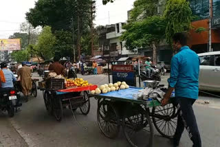 10 बजे के बाद भी लोग सड़कों पर