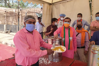 BJP workers distributed food outside ESIC hospital in Okhla Industrial Area of delhi