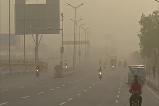 Dust shrouds parts of the Delhi leading to decreased visibility