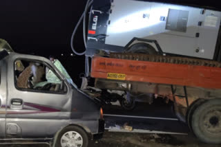 Car entered in a standing trailer, बाड़मेर में खड़े ट्रेलर में घुसी कार