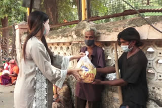 Sonal Chauhan celebrates birthday by distributing food, ration among needy