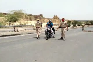 धौलपुर पुलिस कर रही वाहन जब्त, Dholpur police is seizing vehicle