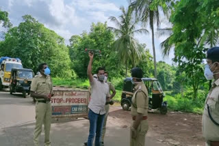 ഡ്രോൺ പറത്തി പൊലീസ്  police uses drone cameras to ensure lockdown regulations  police uses drone cameras  lockdown  lockdown regulations  ലോക്ക്ഡൗൺ  ലോക്ക്ഡൗൺ ലംഘനം