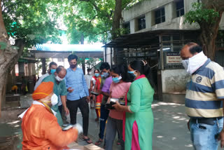 councillor avtar singh helping corona patients at Hinduja Hospital for last 37 days