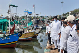 नुकसानाची पाहणी करताना पटोले