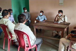 sdpo held meeting over controversy between carvan and majhgaon colony in chaibasa