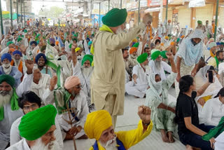 Haryana | Scores of farmers head from Karnal to join protesting farmers at Tikri (Delhi-Haryana) border