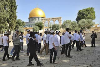 इजराइली पुलिस ने यहूदियों को यरुशलम में टकराव वाले पवित्र स्थल पर जाने की अनुमति दी