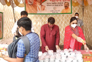 mp manoj tiwari distributed food outside safdarjung hospital