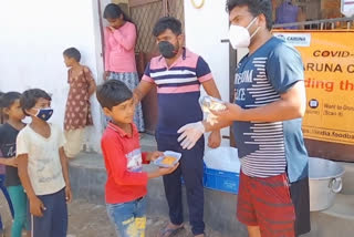 janman foundation distribute food to needy people in chhatarpur of south delhi