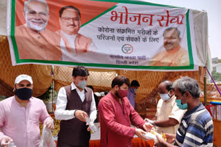 Manoj Tiwari distribute food packets