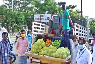 நடமாடும் வாகனங்கள் மூலம் பழங்கள் விற்பனை