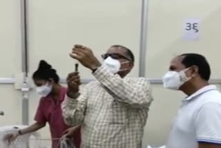 Gujarat lawmaker fills syringe with Remdesivir  V D Zalavadiya  V D Zalavadiya fills syringe with Remdesivir for patient  5th pass Gujarat lawmaker  Kamrej assembly constituency  Lawmaker handling injection at Covid centre criticized  Sarthana in Surat  Remdesivir injection  ബിജെപി എംഎൽഎ കൊവിഡ് മരുന്ന് കുത്തിവച്ചു; വിമർശനം  ബിജെപി എംഎൽഎ  കൊവിഡ്  കൊവിഡ് കെയർ സെന്‍റർ  കാംരെജ് നിയോജക മണ്ഡലം