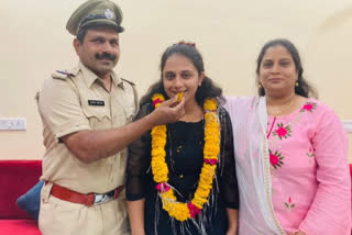 Shahina Agwan with her parents