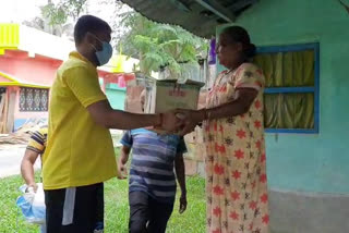 করোনায় আক্রান্তদের খাবার দিয়ে সাহায্য রায়গঞ্জের তৃণমূল কর্মীদের