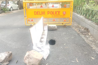 Defence colony road in delhi  delhi municipal corporation road  mcd road damaged  एमसीडी की सड़क पर गड्ढे  दिल्ली नगर निगम  कस्तूरबा नगर विधानसभा क्षेत्र