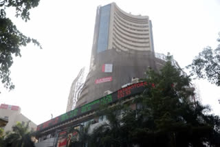Sensex up 100 pts, gains for 2nd straight day, Nifty below 15,200; SBI top gainer, up 2%