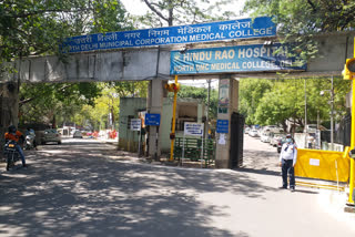 covid vaccination in delhi  covid vaccination shortage in delhi  hindurao hospital in delhi  दिल्ली में कोरोना वैक्सीन की किल्लत  हिंदूराव अस्पताल में कोरोना वैक्सीन खत्म  दिल्ली में वैक्सीनेशन की प्रक्रिया