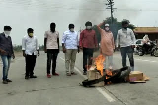 Ujani Bachao Samiti protested the state government by burning tires on Solapur Satara Road