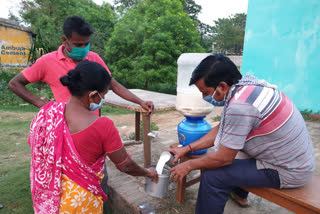 করোনাকালে এক টাকায় এক পোয়া দুধ মিলছে পাল্লারোডে