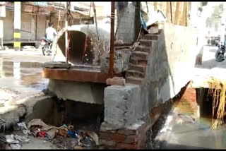 drinking-water-being-wasted-due-to-the-supply-pipe-being-dilapidated-in-kirari-delhi