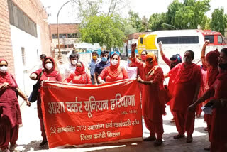 Asha workers demonstrated in Sirsa on their demands