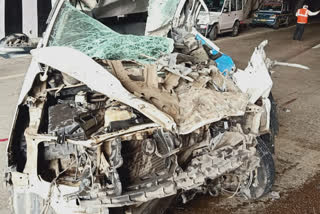 2 killed in an road accident at Mumbai pune express way