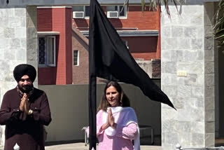 navjot sidhu hoist black flag at amritsar and patiala rooftop as support to farmers protest