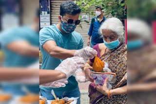 actor satish distributing food for poor