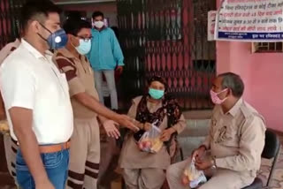 Followers of Dera Sacha Sauda distribute fruit kits to Corona Warriors in Modinagar