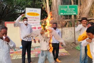 Burning of the symbolic statue of Jayant Patil