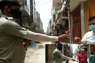 delhi police distribute rose and mask in street