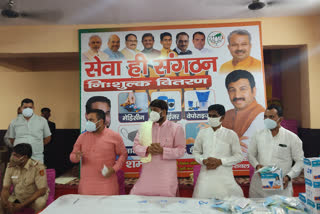 mp manoj tiwari distributes medical kit in Karawal Nagar delhi