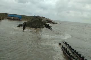 যশের আগেই বাঁধে ফাটল, আতঙ্কিত বাসিন্দারা